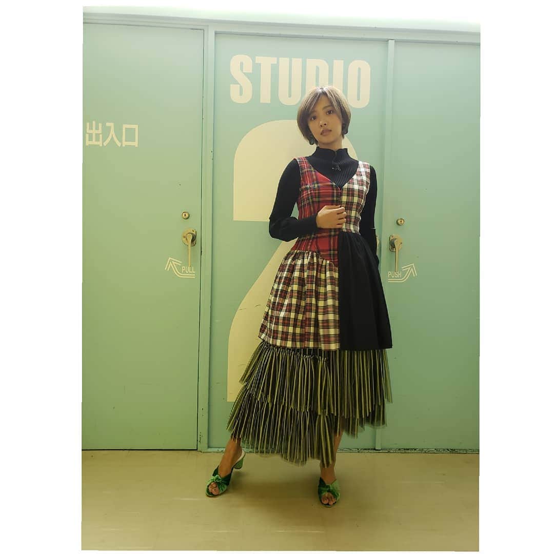 夏菜さんのインスタグラム写真 - (夏菜Instagram)「one-piece&skirt:@isa_arfen tops:@wmwmstudios,@beams_women_shibuya shoes:@loefflerrandall stylist:@erica_mimura」1月12日 11時51分 - natsuna_official