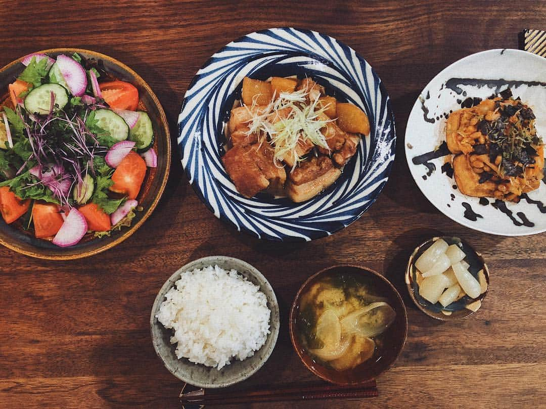 有末麻祐子さんのインスタグラム写真 - (有末麻祐子Instagram)「豚の角煮を久しぶりに作った日。器は @kokonn.yanaka  紫大根は生でも甘くて美味しいね！みやれさんの @miyare38 美食姿展に行った時にゲットしたお皿！サラダに合いますね☺️ そしてこの日もまた納豆乗せてますがwこの日は厚揚げの絹豆腐に！お決まりの#竹村良訓 さんの器です。 あ！らっきょのお皿も、みやれさんのやつだ！ #麻祐子飯#豚の角煮」1月12日 12時07分 - mayukoarisue