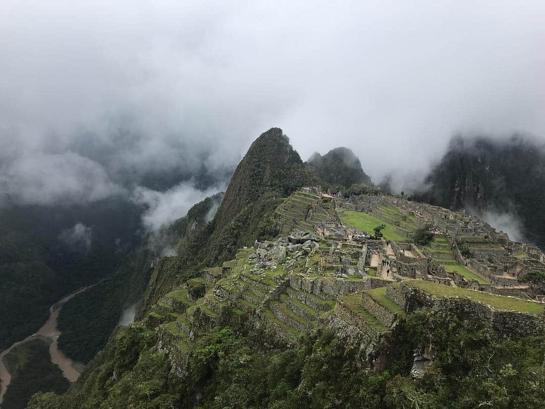 水原希子 さんのインスタグラム写真 - (水原希子 Instagram)「⛰Machu Picchu ⛅️ 空中都市⛰ まるで天空の城ラピュタの世界にいるみたいでした！ マチュピチュは未だに解明されていない謎も沢山あるみたい なんだけど、ガイドの方が説明してくれたのは、 マチュピチュに住んでいた民族は ピースフルな生活をしていたのだそう。 大きな石の上で瞑想をしたりしていたんだって🤔🌟」1月12日 14時46分 - i_am_kiko