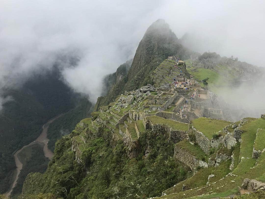 水原希子 さんのインスタグラム写真 - (水原希子 Instagram)「⛰Machu Picchu ⛅️ 空中都市⛰ まるで天空の城ラピュタの世界にいるみたいでした！ マチュピチュは未だに解明されていない謎も沢山あるみたい なんだけど、ガイドの方が説明してくれたのは、 マチュピチュに住んでいた民族は ピースフルな生活をしていたのだそう。 大きな石の上で瞑想をしたりしていたんだって🤔🌟」1月12日 14時46分 - i_am_kiko