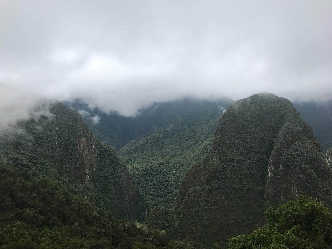 水原希子 さんのインスタグラム写真 - (水原希子 Instagram)「⛰Machu Picchu ⛅️ 空中都市⛰ まるで天空の城ラピュタの世界にいるみたいでした！ マチュピチュは未だに解明されていない謎も沢山あるみたい なんだけど、ガイドの方が説明してくれたのは、 マチュピチュに住んでいた民族は ピースフルな生活をしていたのだそう。 大きな石の上で瞑想をしたりしていたんだって🤔🌟」1月12日 14時46分 - i_am_kiko