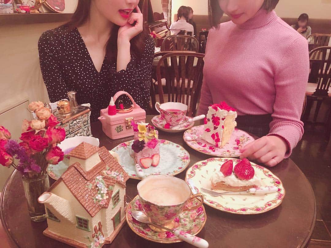 浦まゆさんのインスタグラム写真 - (浦まゆInstagram)「ずっと行きたかったカフェへ！ お花のケーキがすごく可愛いくて、甘党の私が好きな濃厚クリームでめっちゃ美味しかった🍰❤️ しかも好きなお皿を選ばせてくれるから、可愛いもの好きな女の子にほんとおススメです🥺 #アコリット #目白カフェ #東京カフェ #お花のケーキ」1月12日 19時42分 - uramayu0908