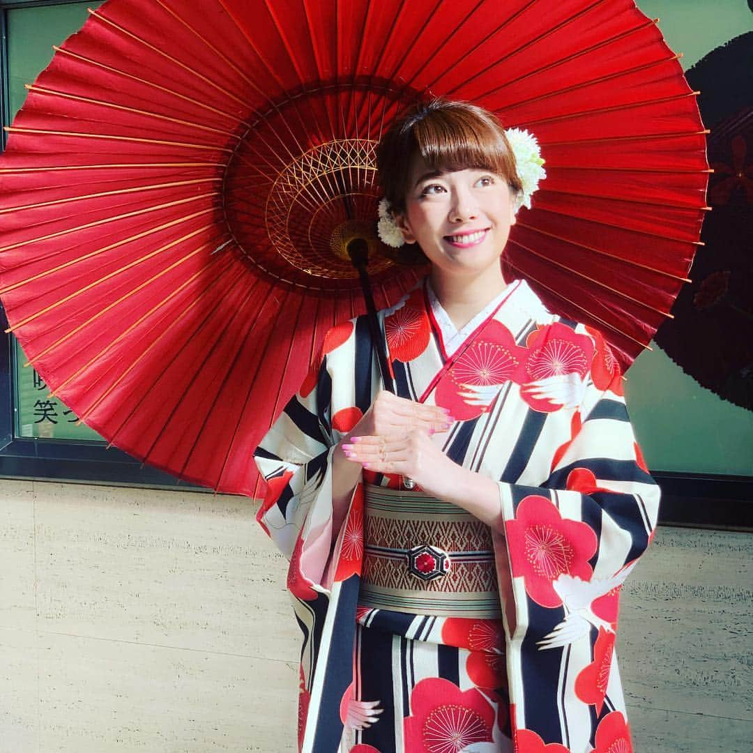 新垣泉子さんのインスタグラム写真 - (新垣泉子Instagram)「着物で初詣☆  #初詣 #kimono #kimonostyle  #着物 #着物で初詣 #ウキウキ #わくわく #鶴 #梅 #めでたい柄 #帯 #博多織 #博多帯 #身が引き締まる思いです」1月12日 15時24分 - motoko.arakaki