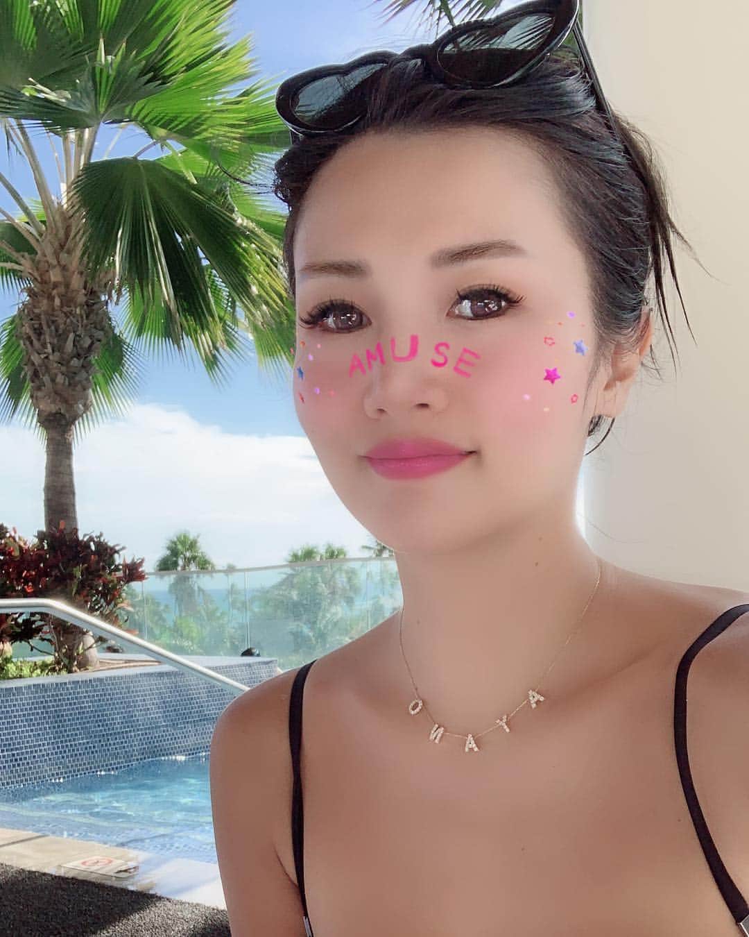 のインスタグラム：「年末に投稿しようと思ってたのが下書き保存したままになってた😂📝 ハワイでは連日プールでした🏊‍♀️💞 水着でもお洋服でも合う @ahkah_official のプルミエトワールパーソナライズネックレスは一番のお気に入り🥰 🌺 ✈️出発前に駆け込みで @tokyo_hills_clinic でピーリング&レーザートーニング&美肌トリートメントしてもらって💆‍♀️💕 @jourie_beaute でワンダースキンもしたのでめちゃ肌の調子良しでした💖 日焼けも大好きだけどハワイでは毎日 @kyoritsu_biyo で購入した飲む日焼け止めは必ず飲んで💋そのおかげか綺麗に焼けて赤くなったり皮むけたりしなくなりました👙✨共立のハイドラフェイシャルもおすすめ❣️ 日焼けしてもなるべくシミは作りたくないので、しっかり前後のケアをするようにしています☀️ 旅の前後には @mareve.mari での脱毛&近赤外線フェイシャルも欠かせません😎🌴 #ハワイ #プール #日焼け #スキンケア #ママ美容 #AHKAH #ネックレス」