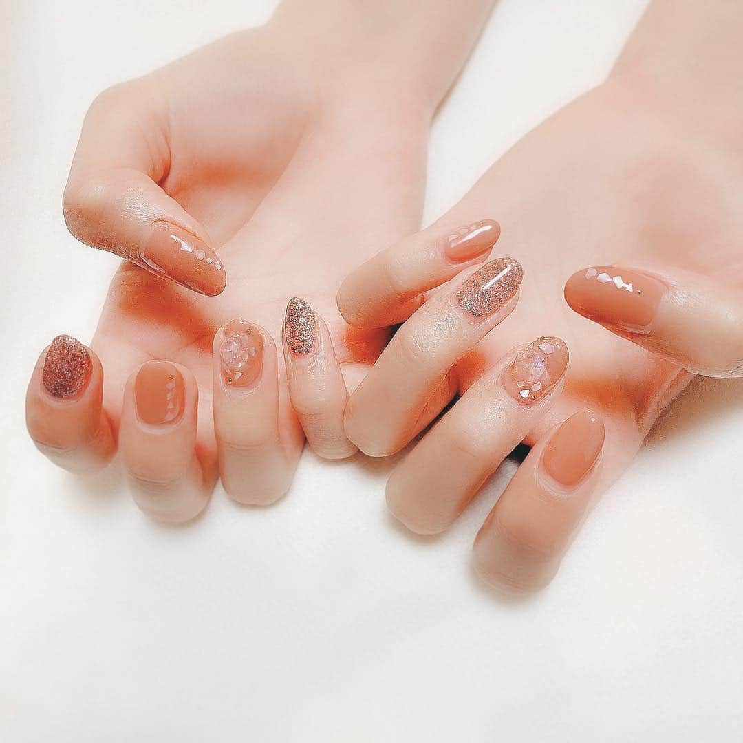 中山絵梨奈のインスタグラム：「☺️ この間のネイル色がどんぴしゃで可愛かった🧡 . #nails #冬ネイル2019」