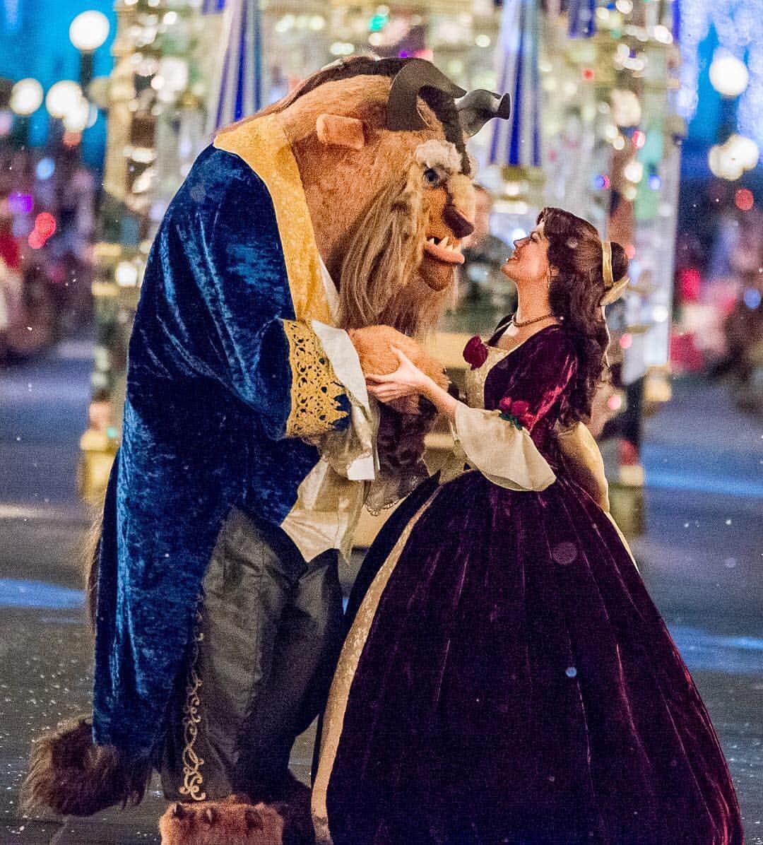 美女と野獣のインスタグラム：「Anyone else spellbound by the winter season? ❄️🥰 {📸: @markwillardphotography}」