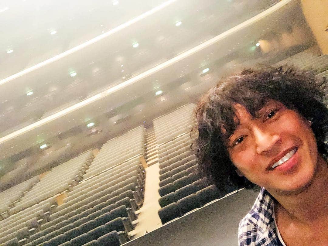 日野賢二のインスタグラム：「Enjoying Nagoya!Misia @Century Hall  day 1 ^_^ 姫とセンチュリーホールはラブ❤️ビバップぶり〜！ ギラさん見てない時に隠し撮り、後ろショット^_^」
