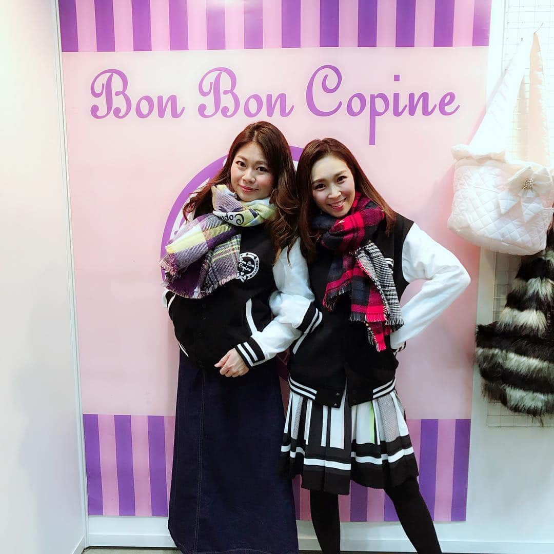愛内里菜のインスタグラム：「横浜ペット博2019スタート‼️﻿ ボンボンコピーヌブースに来てくださったみなさま﻿ トークショーに駆けつけてくださったみなさま﻿ ありがとうございます😆✨✨﻿ ﻿ 恒例の年明けイベントで﻿ みなさまと 明けましておめでとー‼️と言葉を﻿ 交わせて、元気なわんちゃんたちの姿が見れて﻿ とても嬉しかったです✨✨🙏﻿ ﻿ 明日は いよいよ﻿ R-box vol.8がスタート‼️﻿ 横浜ペット博 トークステージが１１時３０分〜﻿ かーらーの ライブでーす✨🎵﻿ ﻿ 明日はブースに立つことができませんが😣﻿ 最終日は１１時３０分〜 トークショー﻿ １２時〜 ファッションショーの審査員﻿ その後１時間ほど ブースに立たせて頂きます😃﻿ ✳︎ ✳︎ 2人とも髪伸びたね👭 ﻿ #bonboncopine#ボンボンコピーヌ﻿ #限定グッズ #イベントグッズ﻿ #スタジャン #スタジャンコーデ﻿ #チェック #ストール #マフラー#チェックストール﻿ #ファッション  #ペットイベント﻿ #pet#pet博#横浜#パシフィコ横浜 #垣内りか#愛内里菜﻿﻿ #姉妹 #おそろコーデ﻿ ﻿」