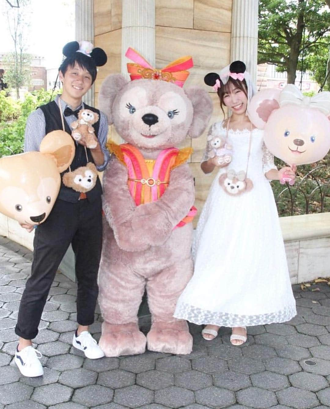 プレ花嫁の結婚式準備アプリ♡ -ウェディングニュースさんのインスタグラム写真 - (プレ花嫁の結婚式準備アプリ♡ -ウェディングニュースInstagram)「@weddingnews_editor #セルフ前撮り を検討中の花嫁さん必見👀💕様々なアイテムを使った #ウェディングフォト 💕 * * * こちらのお写真は @ayumelo.ldh さんからリグラムさせて頂きました🌟 ウェディングニュースのタグにお写真を投稿してくださり、ありがとうございました😊✨ * * * ayumelo.ldh さんのセルフ前撮りが様々なポーズやアイテムを使っていて、とても参考になるんです😍 * 💍 #Francfranc のリングフレーム 🌼 #花嫁diy されたナチュラル可愛いフラッグ 🎈 カラフルな #バルーン 🐻 #ダッフィー とシェリーメイグッズ 🎀 HAPPYWEDDINGの #ガーランド * を使い #キス ショット 💋やジャンプショット💕 #ディズニー キャラクター とのショットなど様々な場所・ポーズで撮られていて、とても参考になりますよね😍 * * #ホライズンベイ のレストランキャラクターダイニングでの #ミッキー とのやりとりも、とても可愛いので、ぜひ最後のムービーもチェックしてみてくださいね✨ * * * * * ＼📷投稿お待ちしています／ * 花嫁はもちろん、業者さんも大歓迎✨ アナタのお写真をご紹介してもOKという方は、ぜひ #ウェディングニュース にお写真を投稿してください💕 * * ⬇︎関連アカウント⬇︎ * 🕊公式アカウント 【 @weddingnews_editor 】 👰マイレポ花嫁 【 @weddingnews_brides 】 💒予約コンシェルジュ 【 @weddingnews_concierge 】 💋WNブライズレポーター 【 @weddingnews_bridesreporter 】 🎉イベント 【 @weddingnews_event 】 * * その他、編集部からの連絡専用 @weddingnews_contact や、スタッフ個人の連絡用として @WN_xxxx（xxxは個人名）があります💕 * * ………………………………………… ❤️WeddingNewsとは？ * * 花嫁のリアルな”声”から生まれた 花嫁支持率No1✨スマホアプリです📱💕 * * 🌸知りたい… #結婚式準備 に役立つ記事を毎日150件配信中♩ * 🌸見たい… インスタの #ウェディング 系投稿TOP100が毎日チェックできる＊IG画像の複数ワード検索も可♩ * 🌸叶えたい… #結婚式 関連の予約サイトが大集合♩ * 🌸伝えたい… 自分の結婚式レポ『マイレポ』が簡単に作れる♩先輩花嫁のレポが読める♩ * * @weddingnews_editor のURLからDLしてね✨ * * * * * * #プレ花嫁 #結婚  #花嫁  #ウエディング #前撮り #ディズニーランド #新郎新婦 #フォトウェディング #ロケーションフォト #2019秋婚 #2019夏婚 #シンデレラ城 #ディズニーシー」1月12日 21時32分 - weddingnews_editor