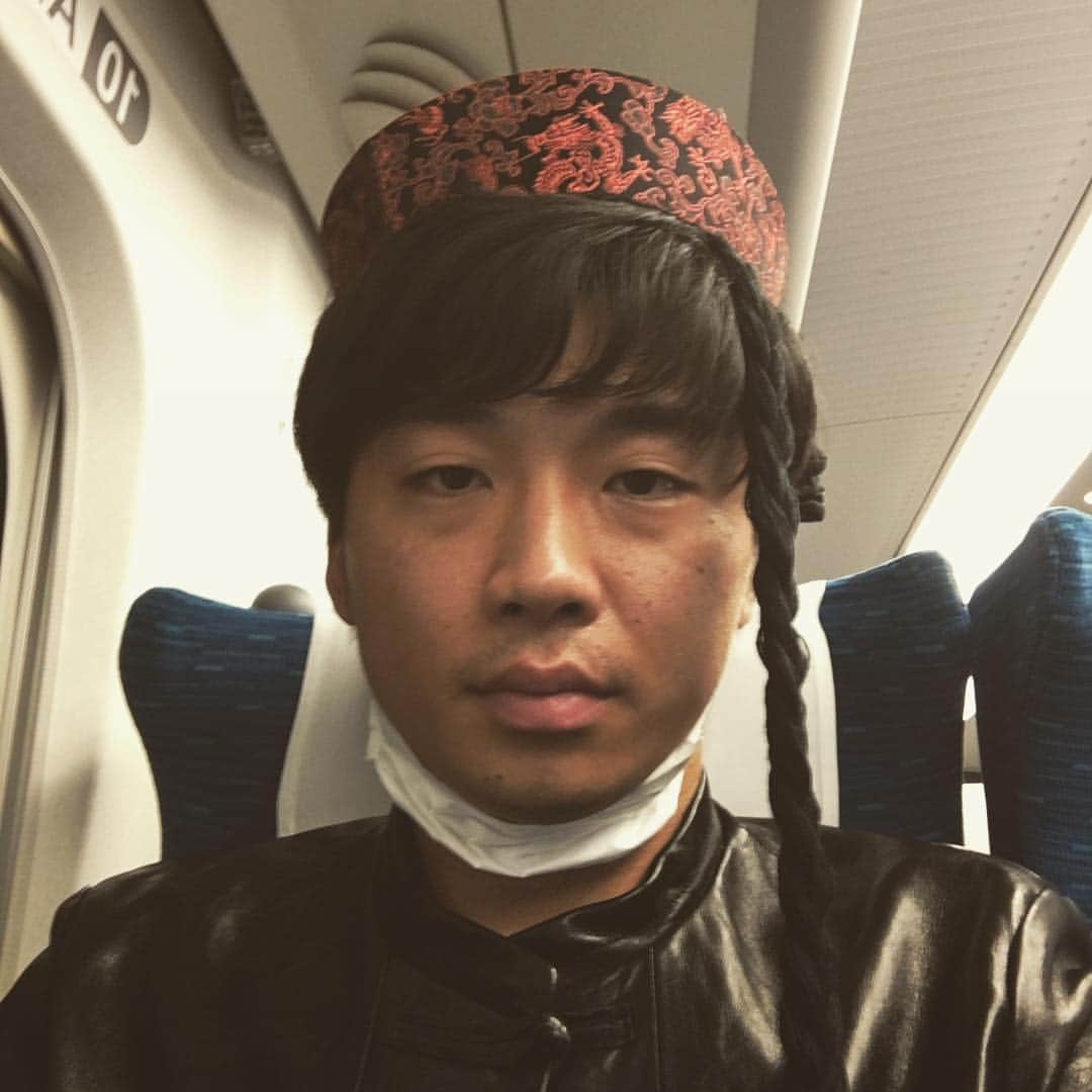 新山士彦さんのインスタグラム写真 - (新山士彦Instagram)「新幹線で横浜から帰ってます。 中華街のお土産で吉田たちのこうへいさんからチャイニーズ革ジャンに合う中華帽いただきました。「オフの日に被って！」と言われたのですが、芸人がこの帽子被る時はオン中のオンやと思います… 3月25日のNGKの単独ライブの先行予約がチケットよしもとでスタートしております！来チャイナよ！」1月12日 21時34分 - sayaka_no_niiyan