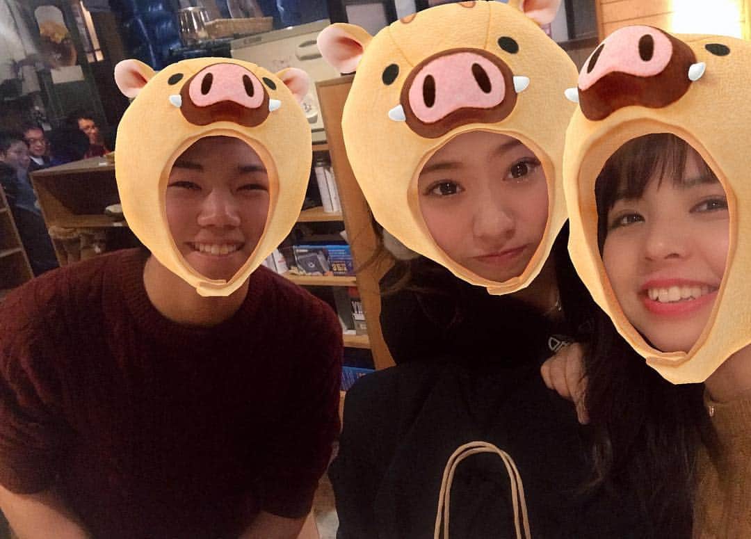 知床漁場 新大宮店のインスタグラム：「こんばんは 本日も大盛況でした✨  こちらはホールスタッフのゆりさんとあいりさんです 2人ともいつも元気いっぱいです🤗  是非ご来店くださいませ＼(^o^)／ #知床漁場#新大宮#奈良#知床#居酒屋#海鮮#海鮮居酒屋#ゆりさん#あいりさん」