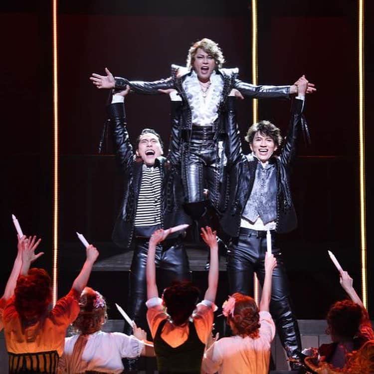 青山郁代さんのインスタグラム写真 - (青山郁代Instagram)「【大阪公演２日目】 ・ 本日も、2回公演ありがとうございました✨ ここにきて！！！！！！ついに！！！！ ・ ・ 某「ウィルパワー」シーンで、西川TMパイセンの“鼻フック”の洗礼を受けることが出来ました🤣✨💕（驚嬉泣笑） ・ みんなに「おめでとう！」と言っていただきました🤣 ・ 毎公演誰かしらがアドリブで洗礼を受ける中で、「この流れだと自分には最後まで来ないだろう」と思っていたのでまさかのまさかで大興奮🤣笑 ・ ・ 人生初めての“鼻フック”🤣🤣🤣 ・ ・ が、私の鼻の穴が小さすぎて指が入らず失敗した模様です🤣✨ ・ ・ 毎公演、どのシーンも何が起きるかわからなくて本当にエキサイティング！！！ ・ 何度観ても楽しんでいただける作品です！ ・ 「洗礼？フック？何のこと？」と思われた方は、まだ間に合いますのでぜひ大阪公演いらしてください☺️💕 ・ ・ 残り3回！お待ちしています✨ ・ ・ 女子’ずで美味しいお寿司を食べて、今日も幸せな夜でした⭐️ ・ ・ #サムシングロッテン  #西川貴教 さん #洗礼 #ウィルパワー  #musical #somethingrotten #japan #シェイクスピア #🤣 #福田雄一 さん演出 #真面目なミュージカルです #tmrevolution #色んなフックがある」1月12日 23時37分 - ikuyo_aoyama