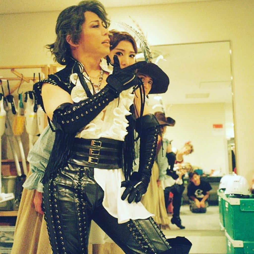 青山郁代さんのインスタグラム写真 - (青山郁代Instagram)「【大阪公演２日目】 ・ 本日も、2回公演ありがとうございました✨ ここにきて！！！！！！ついに！！！！ ・ ・ 某「ウィルパワー」シーンで、西川TMパイセンの“鼻フック”の洗礼を受けることが出来ました🤣✨💕（驚嬉泣笑） ・ みんなに「おめでとう！」と言っていただきました🤣 ・ 毎公演誰かしらがアドリブで洗礼を受ける中で、「この流れだと自分には最後まで来ないだろう」と思っていたのでまさかのまさかで大興奮🤣笑 ・ ・ 人生初めての“鼻フック”🤣🤣🤣 ・ ・ が、私の鼻の穴が小さすぎて指が入らず失敗した模様です🤣✨ ・ ・ 毎公演、どのシーンも何が起きるかわからなくて本当にエキサイティング！！！ ・ 何度観ても楽しんでいただける作品です！ ・ 「洗礼？フック？何のこと？」と思われた方は、まだ間に合いますのでぜひ大阪公演いらしてください☺️💕 ・ ・ 残り3回！お待ちしています✨ ・ ・ 女子’ずで美味しいお寿司を食べて、今日も幸せな夜でした⭐️ ・ ・ #サムシングロッテン  #西川貴教 さん #洗礼 #ウィルパワー  #musical #somethingrotten #japan #シェイクスピア #🤣 #福田雄一 さん演出 #真面目なミュージカルです #tmrevolution #色んなフックがある」1月12日 23時37分 - ikuyo_aoyama