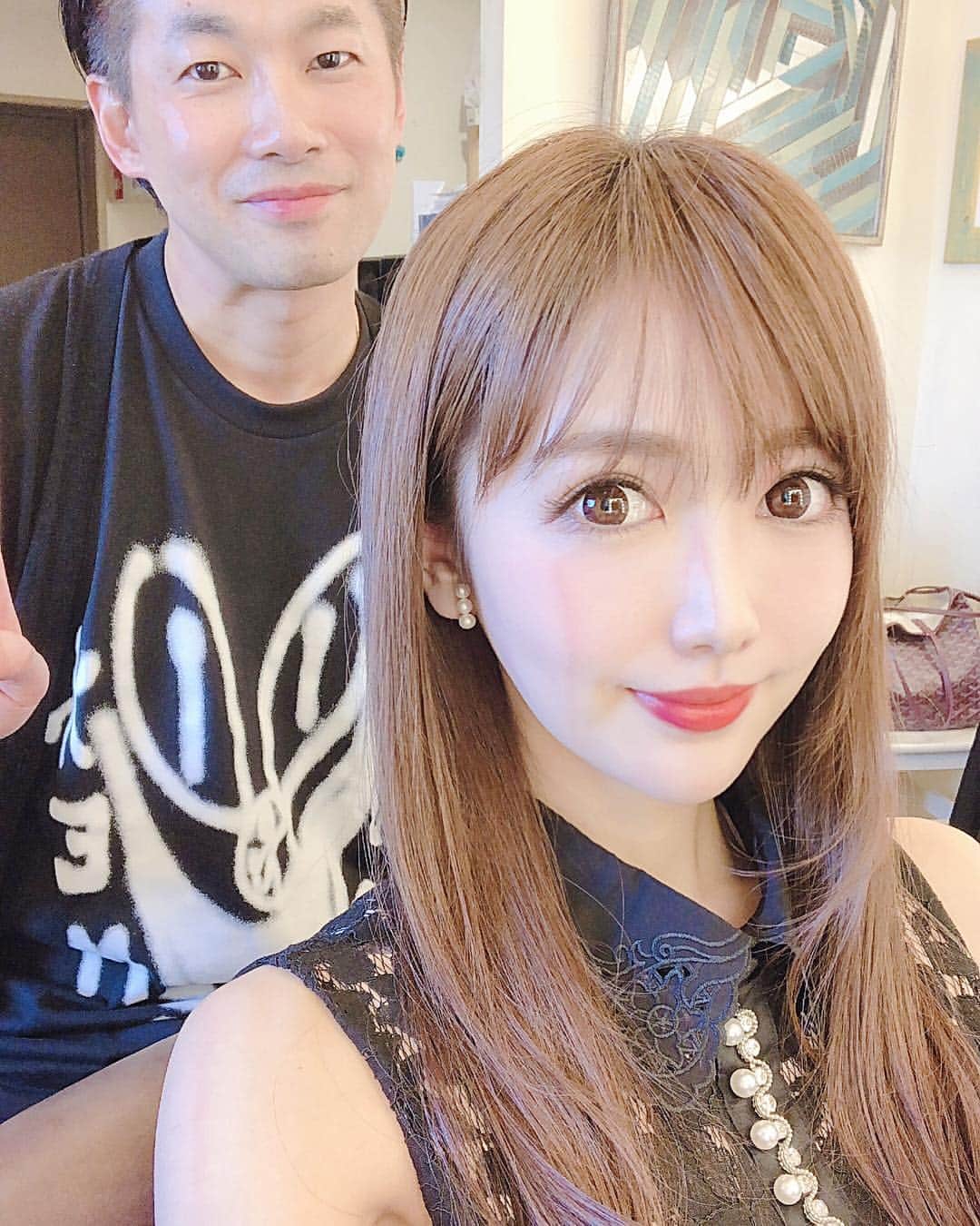 関有美子のインスタグラム：「✨✨✨✨ . . 大好き #ミネコラトリートメント 💕 . . @rrsalon_  恵比寿店へ😊 ロングでカラーも明るいのに こんなにツルツルな人いないですよって 最近よく褒められるように😍🌸 . 絶対にミネコラのおかげです✨ . これからも続ける予定。 ホームケアの再販を心から待っています🤣 . . #ヘアケア#トリートメント」