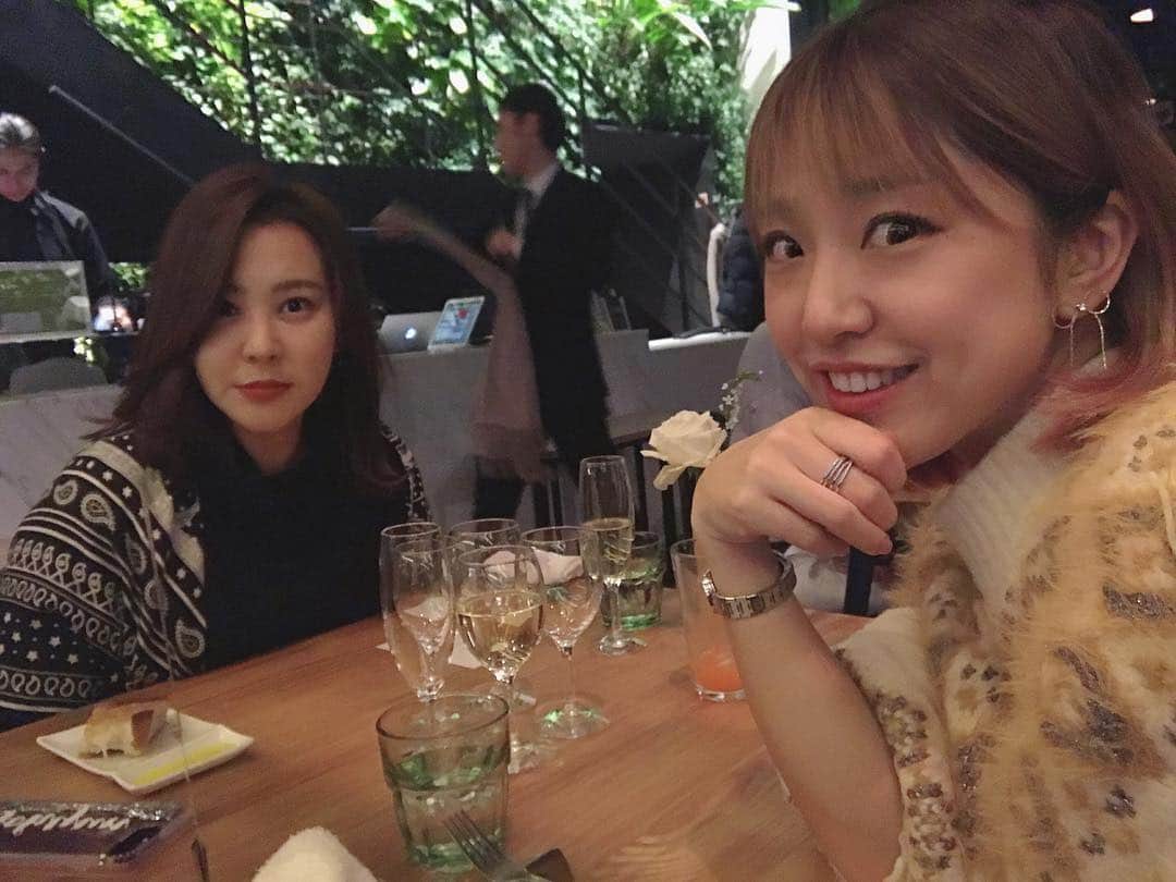 本橋優華のインスタグラム：「ちょっと早めのWバースデー👯‍♀️ 生まれた国は違うけど同じ歳で同じ1月生まれです。 出会って10年、歳とったね‼︎ これからも宜しく。  #hbd#friend#love#dinner#date#goodtime#tokyo#yoyogi #タッキー について熱く語る #安室ちゃん のバーバリーを懐かしむ #日韓共通 #そんな世代です」
