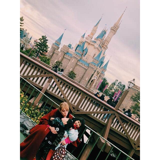 IVANさんのインスタグラム写真 - (IVANInstagram)「* Disney Land 🌞🏰✨💫💙💖🌺🤙🏼👨‍👩‍👧‍👦✨🌛 夢の国は行く意気込みを変えても夢の国でした✨💕 * #tokyodisneyland#disney#love#fun#happy#kids#japan#Nephew#niece#family#cute#latina#mexican #先日の #東京ディズニーランド #今日は子供が楽しむ日だよと #割り切って行ってもワクワクする事実 #やはり #ダンボピーターパンイッツアスモールワールド的流れ #ご飯よりミルクチョコレートポップコーンばかり #また行こうね♡ #掲載姪甥だらけですいません笑」1月13日 12時28分 - fresanaca