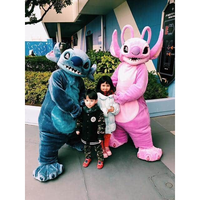 IVANさんのインスタグラム写真 - (IVANInstagram)「* Disney Land 🌞🏰✨💫💙💖🌺🤙🏼👨‍👩‍👧‍👦✨🌛 夢の国は行く意気込みを変えても夢の国でした✨💕 * #tokyodisneyland#disney#love#fun#happy#kids#japan#Nephew#niece#family#cute#latina#mexican #先日の #東京ディズニーランド #今日は子供が楽しむ日だよと #割り切って行ってもワクワクする事実 #やはり #ダンボピーターパンイッツアスモールワールド的流れ #ご飯よりミルクチョコレートポップコーンばかり #また行こうね♡ #掲載姪甥だらけですいません笑」1月13日 12時28分 - fresanaca