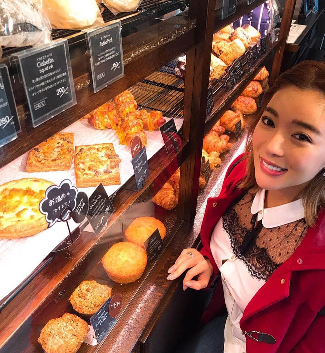 濱野りれさんのインスタグラム写真 - (濱野りれInstagram)「Waiting bread🥐🥖🥯 Muscle aches sooo bad😂💓 . . #thecitybakery#breadlove#hiroo#bichonfrise#bichonfrisé#chillout#withmydog#cafetime#cafe巡り#coffeetime #coffeelover #ootdfashion #winteroutfit #パン屋さん#パン屋さん巡り#広尾ランチ#広尾#シティーベーカリー#カフェ好き#ビションフリーゼ#ビション#アフロ犬#わんことお出かけ#おさんぽ」1月13日 12時39分 - riregram