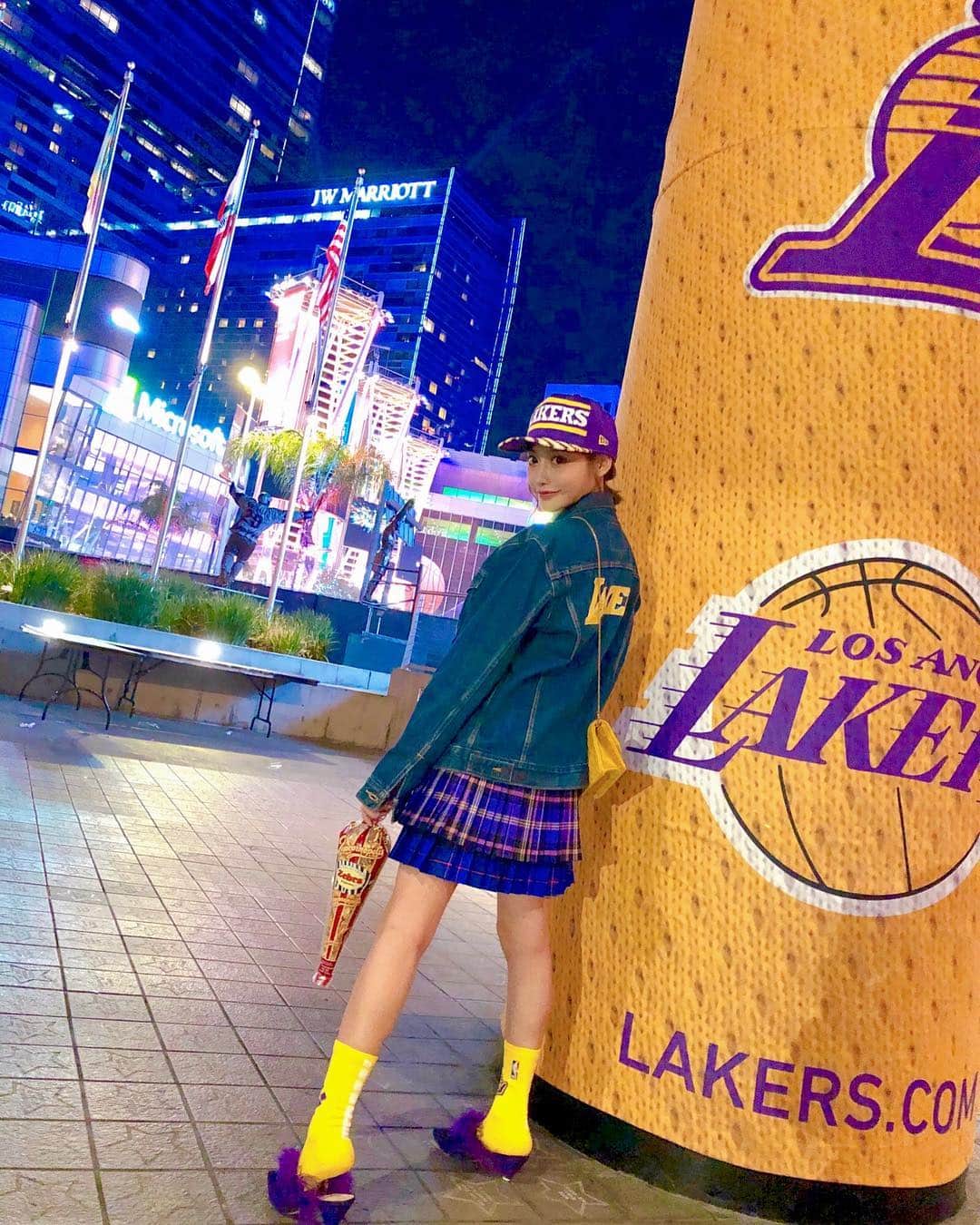 明日花キララのインスタグラム：「LAKERSコーデで応援⛹️‍♂️⛹️‍♂️🏀 #LAKERS #LAKERScolor #紫 #黄  #レブロン不在」
