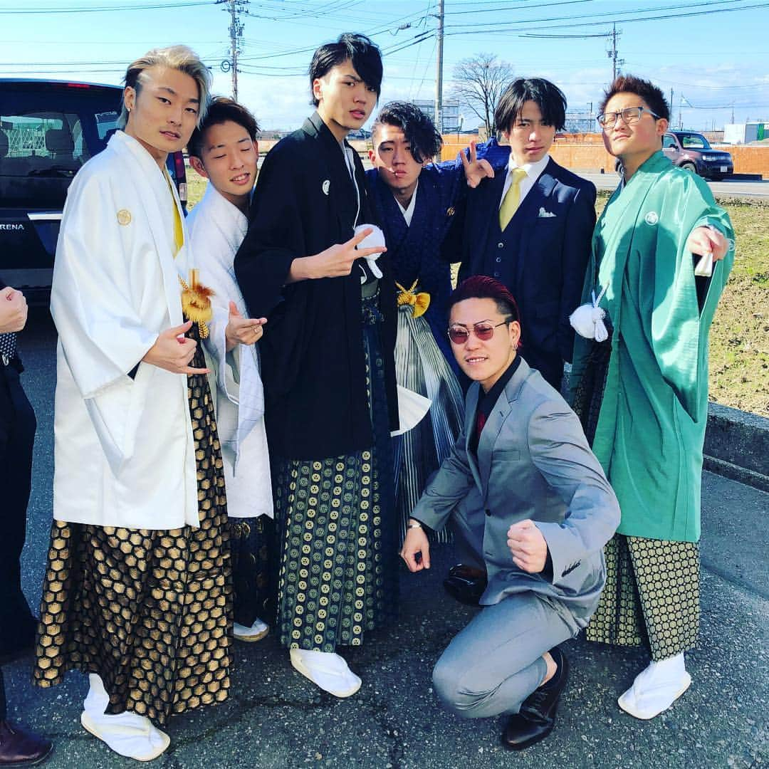 桐崎栄二さんのインスタグラム写真 - (桐崎栄二Instagram)「成人式だぜ！！！！！袴着たぜ！！！ パチン👌！！！！！！！！！！！」1月13日 12時51分 - kirizaki_1417