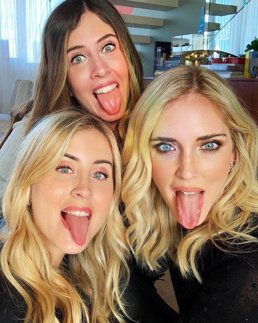 キアラ・フェラーニさんのインスタグラム写真 - (キアラ・フェラーニInstagram)「Long tongue family 👅 #FerragniSisters」1月13日 4時51分 - chiaraferragni