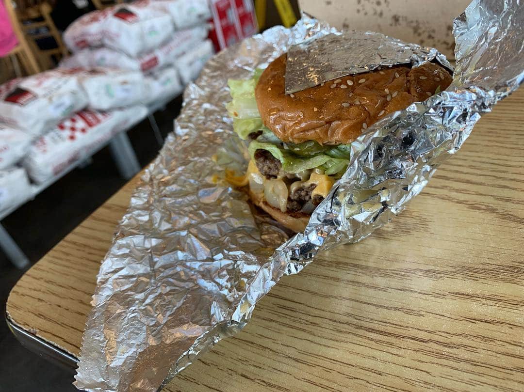 村上宗隆のインスタグラム：「🍔🍔🍔🍔🍔🍔🍔🍔」