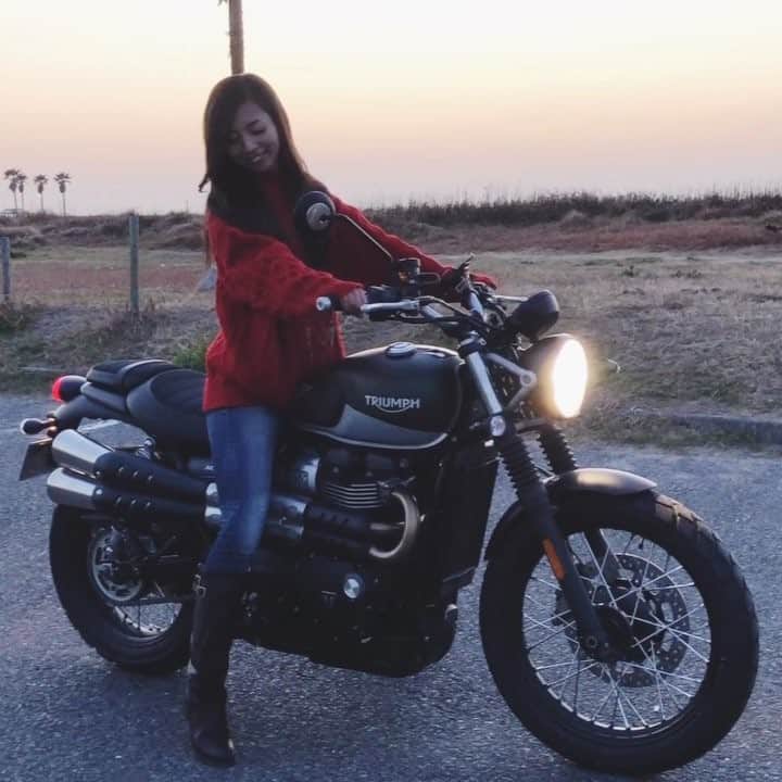 のインスタグラム：「. . 気になるエンジン音🏍 . 低速で走るとドドドド…と ドコドコ鼓動を感じ、 アクセル回して高回転にすると、 一気にブルルン！と本領を発揮します🙄 . あー、なんて文章力がないんだろう…笑 分かりにくくてごめんなさい😭 . 私的に、街乗りが最高に楽しい バイクだと思いました！ 低速で走るときは鼓動を感じつつ、 加速する時にマフラー音を聞きながら 走るのが気持ちよかったです😆✨ . 純正でも充分な音だったな🥰 . . #motorcycle_moment  #scrambler  #streetscrambler #triumph #triumphnation #mototeka #bikersofinstagram  #motogirl #biker #bikelife  #bikelove #bikegirl #girlsbiker  #bikestagram #asiangirlrider  #bike_japan #motorcyclegirl #japantravelphoto  #バイク女子 #バイク好きな人と繋がりたい  #ガールズバイカー #バイクのある風景  #バイクのある生活 #バイク写真部」