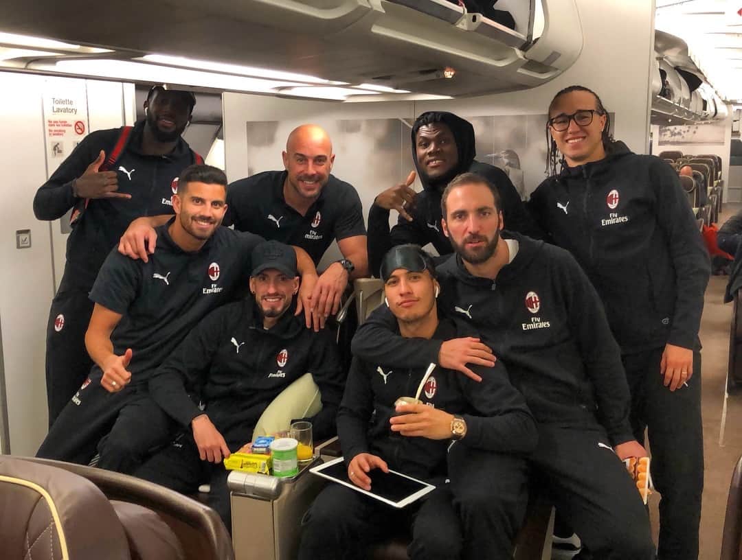 ホセ・マウリのインスタグラム：「Con la banda listos para viajar ✌🏻」
