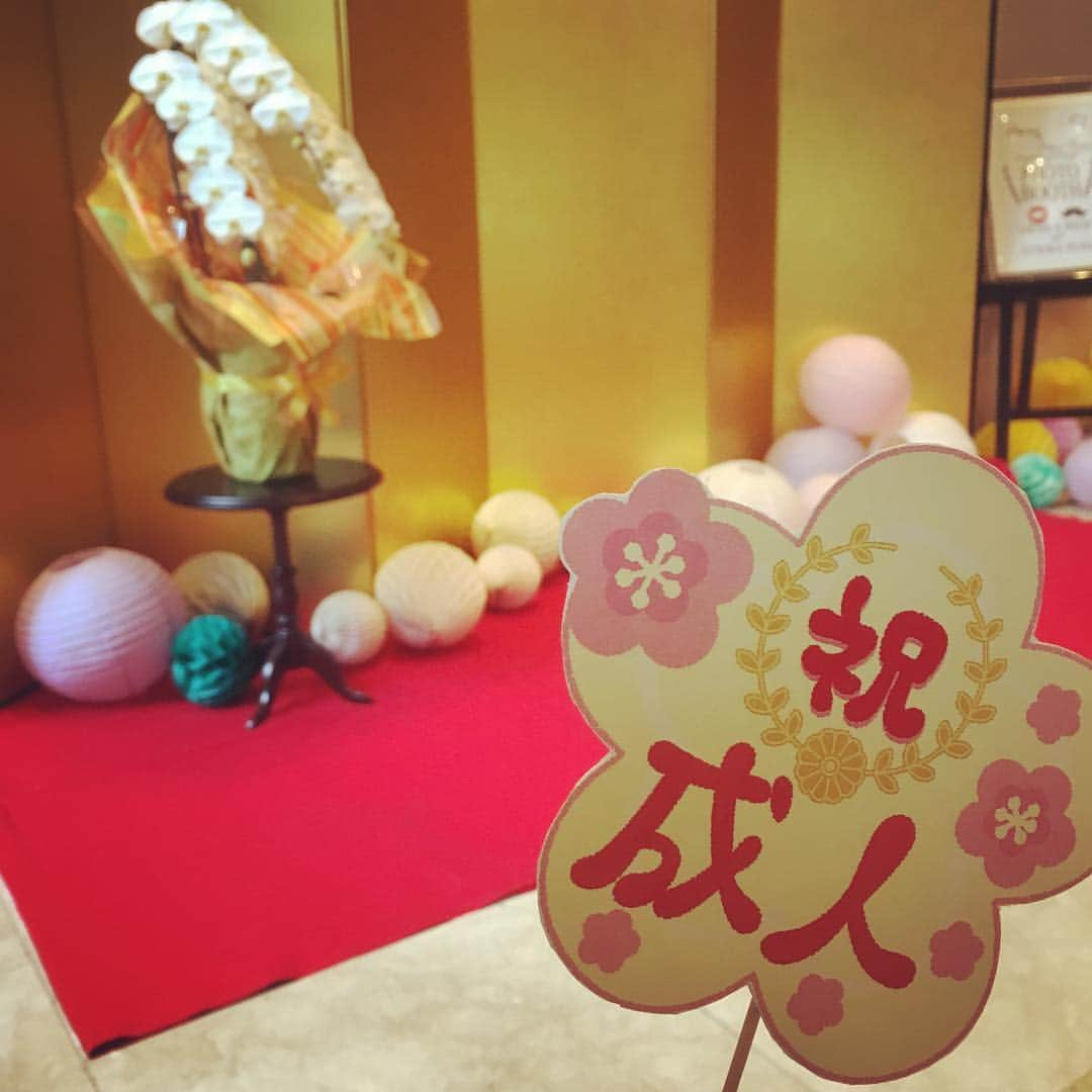 結婚式場　仙台 パレスへいあんさんのインスタグラム写真 - (結婚式場　仙台 パレスへいあんInstagram)「本日は仙台市の 成人式 . . 新成人の皆様 おめでとうございます☺️ フォトブースを 和風お祝い仕様にして お着付け、撮影 ご予約の皆様を お待ちしております😍 . . パレスへいあんでは、 ご結婚式以外でも、 七五三や成人式などの 衣裳のレンタルや 着付け、お写真撮影の お手伝いをしております . . あいあーる会員様はもちろん、 会員様でなくとも ご利用可能です🙆‍♀️ . . 2020年に成人を迎える 皆様対象の成人式振袖 衣裳展示会は 2019年2月10日、11日です🤗 . . #仙台 #仙台成人式 #新成人 #成人式 #成人式ヘア #成人式前撮り #成人式着付け #はたち #20歳 #パレスへいあん #フォトブース #和風 #フォトプロップス #お祝い #祝成人 #おめでとうございます #胡蝶蘭 #成人式レンタル #成人式振袖 #成人式振袖レンタル #振袖展示会 #2020年成人 #結婚式場」1月13日 7時41分 - palace.heian