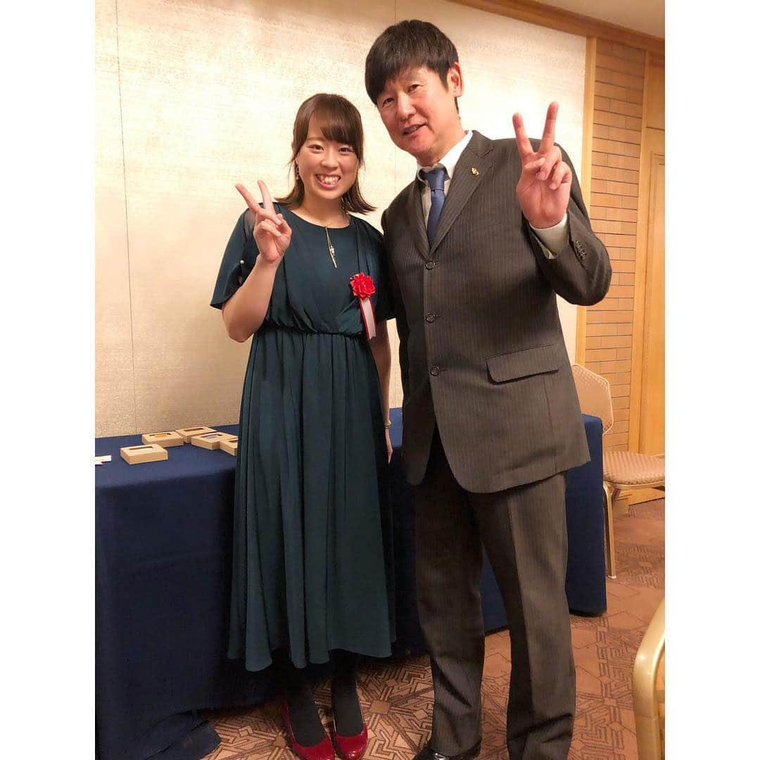 笹原優美さんのインスタグラム写真 - (笹原優美Instagram)「☆ . . 一昨日は、 所属事務所#スポーツビズ の「スポーツをチカラにする新年会」が開催されました😄💪🏻 所属アスリートの参加は28名。 スポンサーの皆さん、メディアの皆さんを合わせて約480名の方にご参加いただきました。 過去最大規模の新年会となりました🙇‍♀️✨ . . 写真を撮っていただいたのは、﻿ ﻿ 元プロ野球選手の#和田一浩 さん⚾️﻿ まだラウンドをご一緒したことが無いので、早く念願かなえたいです😄⛳️﻿ ﻿ 同じく元プロ野球選手の#阿波野秀幸 さん⚾️﻿ 今年から中日ドラゴンズのコーチになられるので、野球を観る楽しみが増えました☺️🎶﻿ ﻿ モーグル選手の#岩本憧子 ちゃん﻿ 同級生✨﻿ 今年の3月末で現役を引退するので、﻿ ラストシーズンの活躍を応援してます😆🎿💓 . . 私たちを支えてくだる沢山の方々と、 素敵なアスリートの先輩方にお会いすることができて スポーツビズの一員でいられることを改めて誇りに思いました🍀 スポーツビズ所属選手の名に恥じない選手でありたいです💪🏻 2019年、頑張ります⛳️‼️ . . #萩原次晴 さん#小谷実可子 さん #千葉真子 さん#八木沼純子 さん #勅使川原郁恵 さん#阿波野秀幸 さん #和田一浩 さん#亀山つとむ さん #佐々木則夫 さん#藤井かすみ さん #大西将太郎 さん#迫田さおり さん #廣田遥 さん#中田久美 さん #寺廻太 さん#長谷川誠 さん #大神雄子 さん#本橋麻里 さん #岩本憧子 ちゃん#田南部夢叶 ちゃん #村田嵐 くん#濱田真由 ちゃん #新井真季子 さん#加藤美優 さん #北村響 ちゃん#高林由実 さん #三浦桃香 ちゃん#笹原優美 . . あっ！あと、 最後の写真はもう担当は変わっちゃったけど 元マネージャーの原田さん😆✨ 隠れファンの方のために一緒に写真撮っておきました💓(笑)」1月13日 8時44分 - yumi_sasahara_official