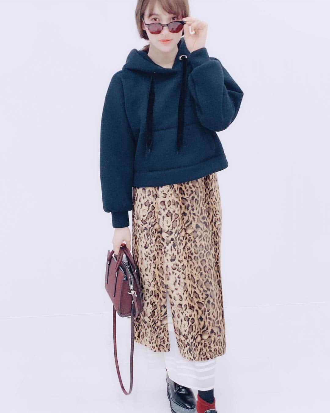 野崎萌香さんのインスタグラム写真 - (野崎萌香Instagram)「しふく🐆  tops... @fray_id  skirt...@oshimarei  shoes... @givenchyofficial  bag... @rickowensonline  初めて私服で レオパード柄に挑戦🐆♥️✨ #もえ服」1月13日 9時07分 - moeka_nozaki