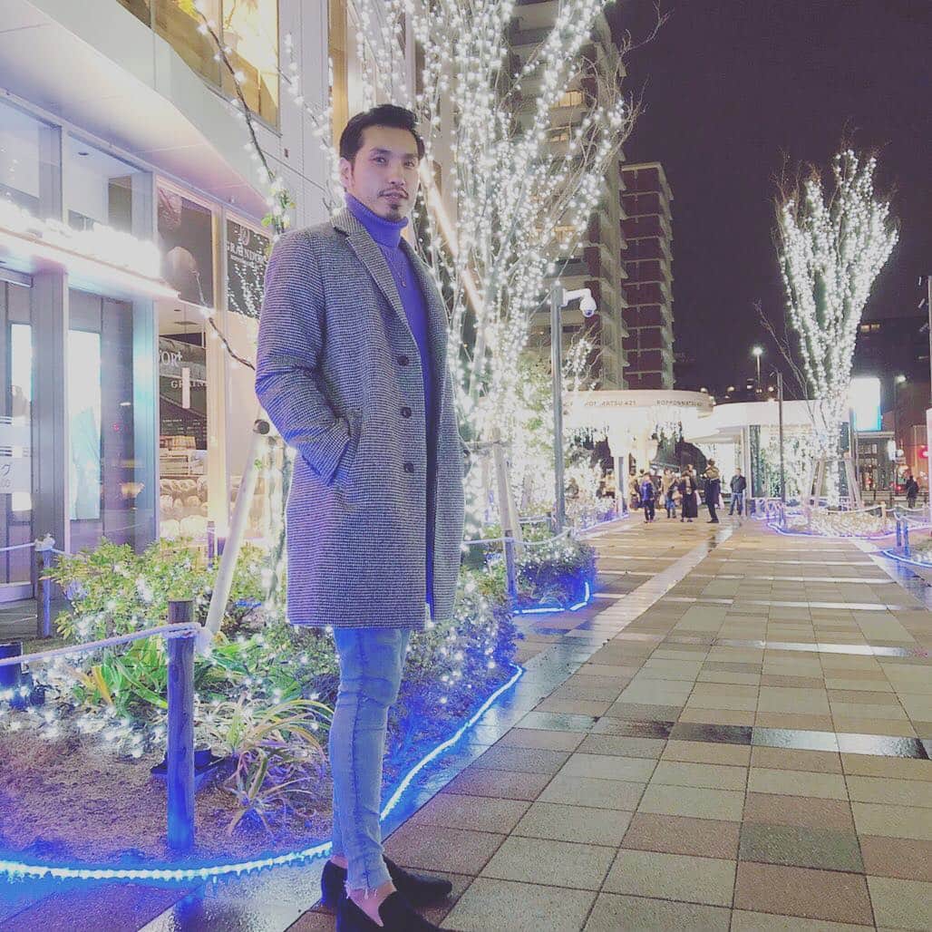 仲西淳さんのインスタグラム写真 - (仲西淳Instagram)「六本松夜すげぇーいい感じ🌉福岡最初に来た時は大学があって学生の町って感じだったけど、今はスタバとTSUTAYAもあってだいぶシャレてる💯東京で言ったら六本木けやき通りって感じかな👍  福岡に来てからもう12年目！？ もっとバスケットボールが盛り上がればいいんだけどな〜🏀 新しくてイケてる事福岡でもしないと！アラフォー頑張ろ👊  #六本松 #イルミネーション #Fukuoka #アラフォー #2019 #Winter #新年会に呼ばれてないのでスネます #ジンくん俺を呼びなさい #Coolin」1月13日 10時12分 - jwalkballfolife