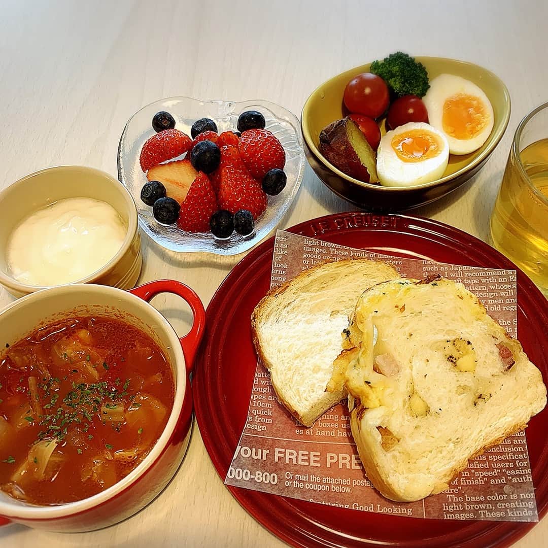 桜井奈々さんのインスタグラム写真 - (桜井奈々Instagram)「今朝は昨日パン教室に行った主人が作ったパンで朝ごはん！  手作りパンってなんでこんなに 美味しいんだー！！ 息子も娘も爆食いな朝でした。  #朝ごはん#朝食#朝#朝 #焼き立てパン」1月13日 10時31分 - sakurai_nana7