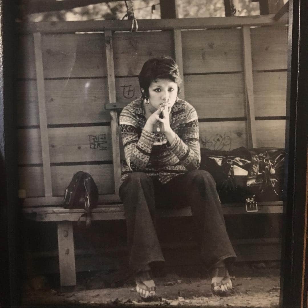 千葉アリサのインスタグラム：「若かりし日の母。私もいつしかショートカットにしよ😙 #mymother #60s #70s #bohemian」
