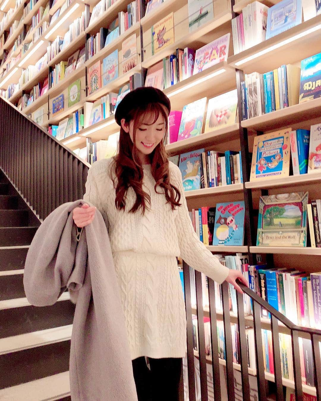 美波千夏さんのインスタグラム写真 - (美波千夏Instagram)「本屋さんで旅の本見るの大好き📚行きたい国がありすぎて🙈…🌎✈︎ 先日の投稿ではオススメの南国を教えてくれてありがとうございました💓参考にさせていただきますー✨ 今日のコーデは @u_dresser のセットアップ❤️別々に使えるのが嬉しい🥺💕 . . . #ニット #セットアップ #ootd #コーディネート #冬コーデ #ベレー帽 #pr」1月13日 10時54分 - chinatsu_minami