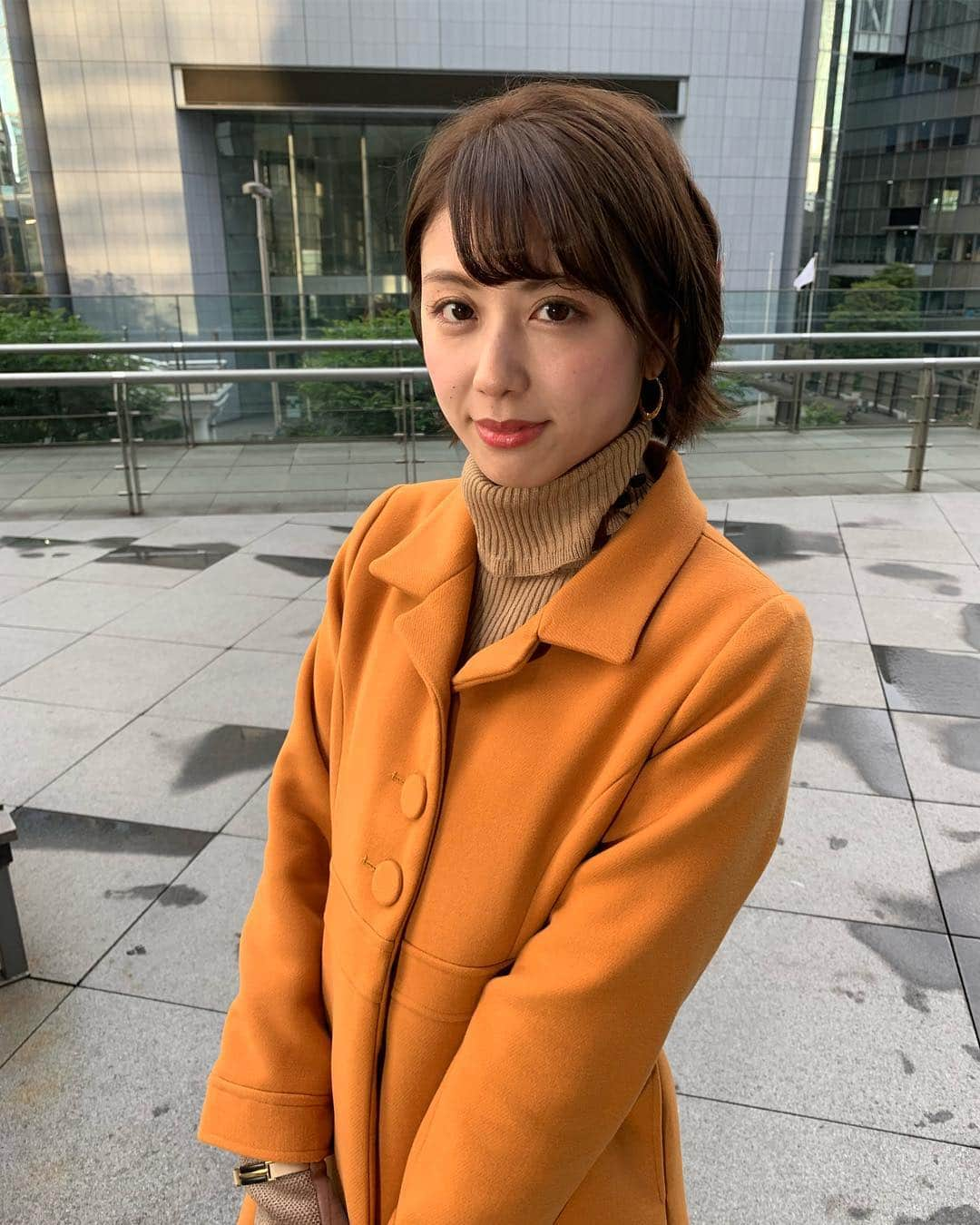 西村まどかのインスタグラム：「シューイチありがとうございました😊✨ショートもすっかり馴染んできましたね☝️ スタジオでは、誕生日ということで番組の皆様からお花を頂きました💐❤️とてもキレイな色でした✨ ありがとうございます🥺 このお花に負けないくらいのステキな女性になってください🙏 #西村まどか #シューイチ #お天気お姉さん  #24歳になりました #思い描いてた24歳にはまだなれてないみたい #近付けるようにがんばろうね #明日も撮影 #ひとつひとつ大切に #今年もよろしくお願いします」