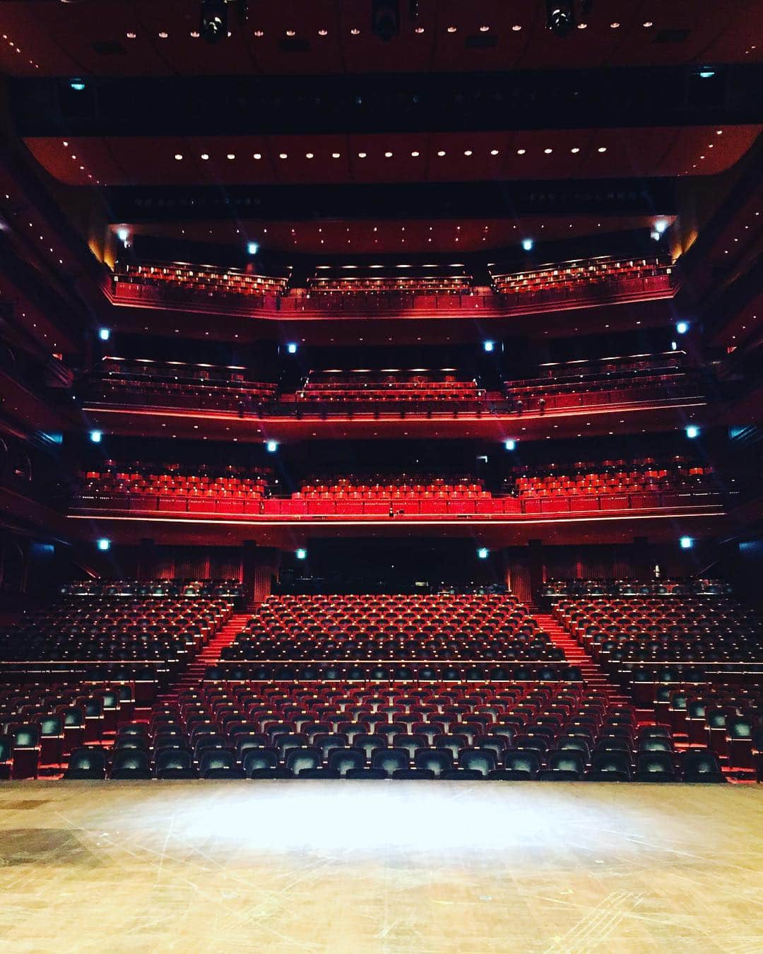 岡田義徳さんのインスタグラム写真 - (岡田義徳Instagram)「これが舞台のウラ側だ！ 残すところ後、二回となりました。 劇場。当たり前ですが、劇場がなければ私達は舞台に立てません。 どこも、素敵な劇場、芝居ができる場所を与えて頂きありがとう。 今日は13時開演。  #岡田義徳 #no9 #不滅の旋律」1月13日 11時39分 - yoshinori_okada_44