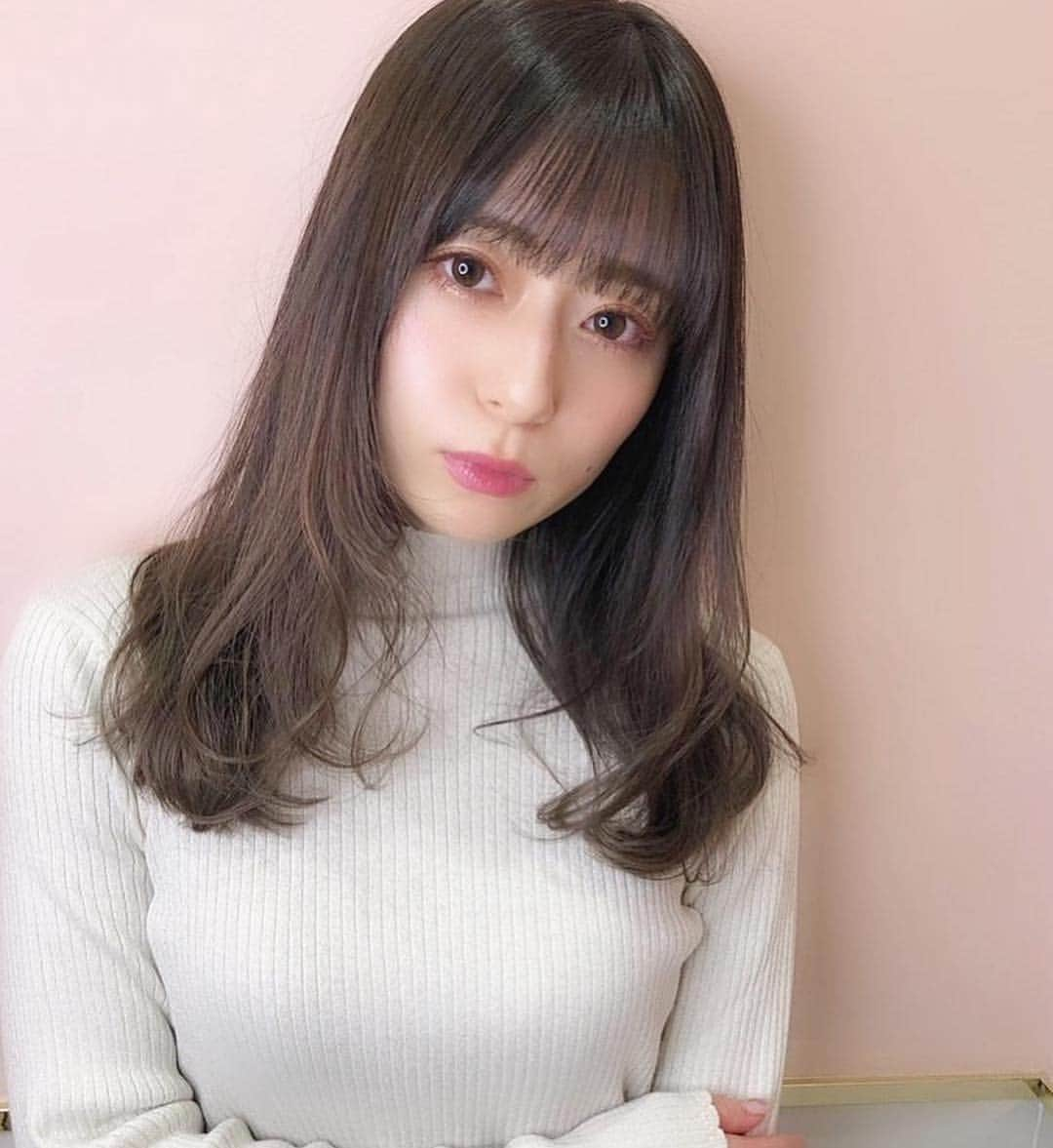 黒坂優香子さんのインスタグラム写真 - (黒坂優香子Instagram)「New 💇🏼‍♀️♡ ・ ・ オリーブベージュにしたよ♡ またまた髪を4センチくらい切りました ずっとロングでふと飽きてきてしまって…！ ・ ・ カラーは落ちることを見越して濃いめに入れてもらったよ♡ @miho__motoyama ちゃんいつもありがとう♡ みほちゃんカラーは色落ちも可愛いから変化していくのが楽しみなの🤤 ・ ・ #haircolor #shima #shimasixginza  #くろさかみのけ」1月13日 12時07分 - yukakokurosaka0606