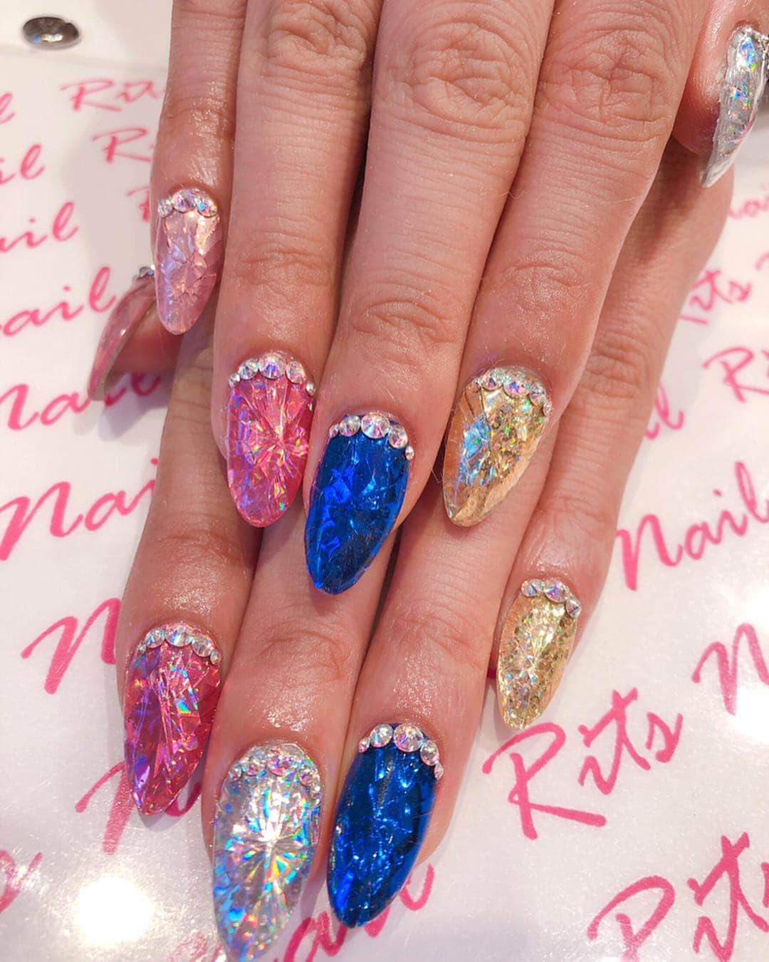 丹野珠里さんのインスタグラム写真 - (丹野珠里Instagram)「NeW ❤️ NaiL 🖖🏻 : 話題の★宝石ネイル💎✨ @ritsnail @rits_miyuki さんに ７年近くお願いしてます💄+.° もうね、、プロよ。 いつも最先端のありがとうございまし😊 : 宝石カットネイルと迷ったんだけどね🎶 とりあえずおススメすぎる！！ : 成人の皆様おめでとうございます˚✧₊⁎( ˘ω˘ )⁎⁺˳✧༚ : #cyberjapandancers #cyberjapan #cjd_junon #junon #nail  #fashion #rits #ritsnail #サイバージャパン #ダンサー #美容 #ネイル #ニューネイル  #宝石ネイル #スワロ #歌舞伎町 #朝まで営業 #リッツネイル #最先端 #ギラギラ 🤩#成人式ネイル #成人式」1月13日 12時09分 - cjd_junon