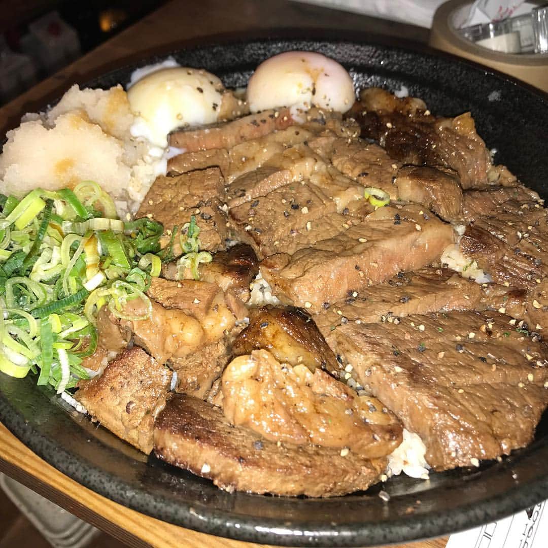 知床漁場 新大宮店のインスタグラム：「本日はブラックアンガス牛ステーキ丼をご紹介します🐄💖！！！ 肉厚ずっしりでかみごたえが抜群です！！ ボリュームたっぷりで最高デスネ！！！！ #知床漁場#新大宮#奈良#知床#居酒屋#海鮮#海鮮居酒屋#ブラックアンガス牛ステーキ#丼#おいしいよ#！！！」