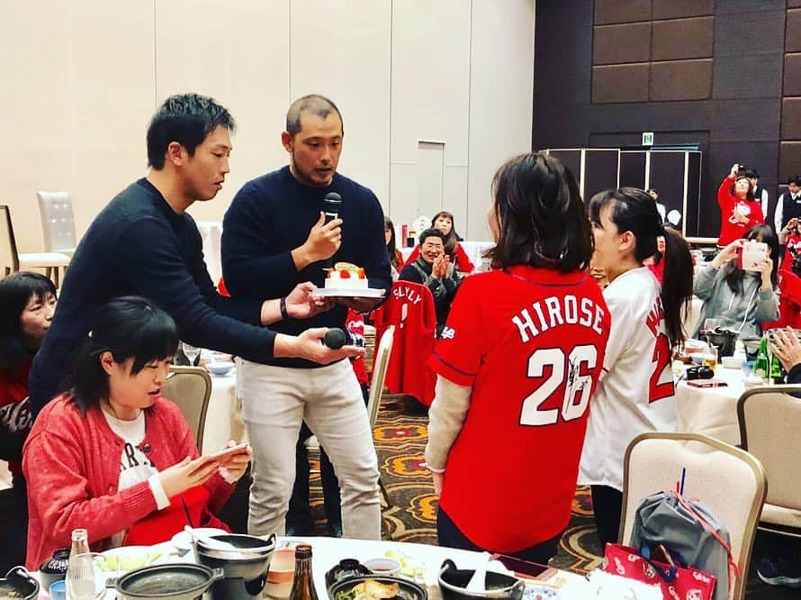 のインスタグラム：「カープファンナイトin別府  1日目の夜は天谷宗一郎くんとトークショー、特別なプレゼント🎁やお誕生日のサプライズが出来て良かった(^^) 2日目の午前は豊後高田の昭和の町で今年のセリーグ分析を天谷くんと👍  小学校の先生の様な気分にさせてくれる教室で授業をしました😊👌 レトロな雰囲気は最高でした👍  お昼は宇佐神宮で昼食😋 大分名物のだんご汁をいただきました。懐かしい味でした😋👌 #カープファンナイトin別府 #豊後高田昭和の町 #だんご汁大分名物」