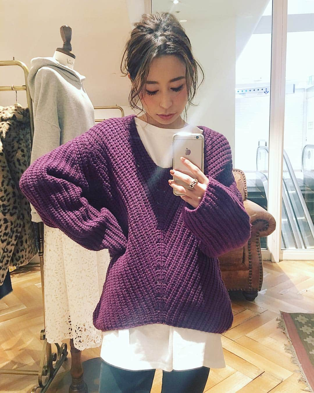 佐藤有里さんのインスタグラム写真 - (佐藤有里Instagram)「. このニットやっぱり可愛いな🍇 50%offでレジにてさらに10%off！ . #バックボリュームvネックニット  中にいれてるのは #ビッグシルエットロングスリーブtee . こちらは全色持ってて白は2枚目w . @ungrid_official #ungrid」1月13日 22時50分 - yuri_212