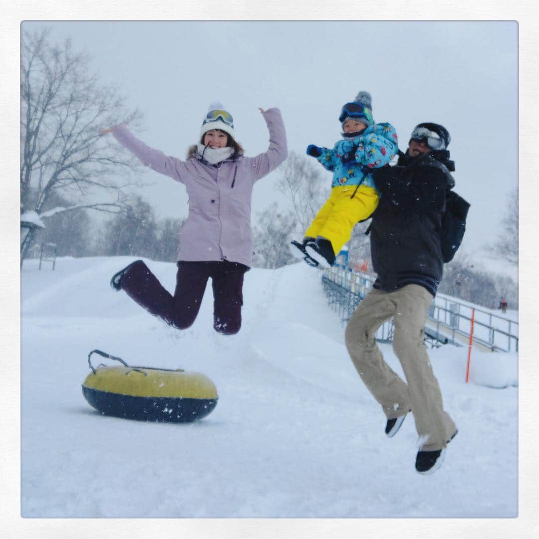 秋山莉奈さんのインスタグラム写真 - (秋山莉奈Instagram)「今年初の#雪遊び は#水上高原スキー場  に行ってきました❄️ 楽しかったなー♡ 旦那くんのお休みがあれば、またすぐ行きたい♡ 今シーズンあと何回行けるかな... 子連れにオススメのスキー場あれば教えてください✨  #家族写真 は携帯を雪に埋めて#セルフタイマー で♡ #ジャンプ写真 やたら高く飛んでる😅 #グラビア 時代に培った技術🤣  #秋山莉奈#ボートレーサーの息子#ボートレーサー#後藤翔之」1月13日 22時54分 - akiyama_rina