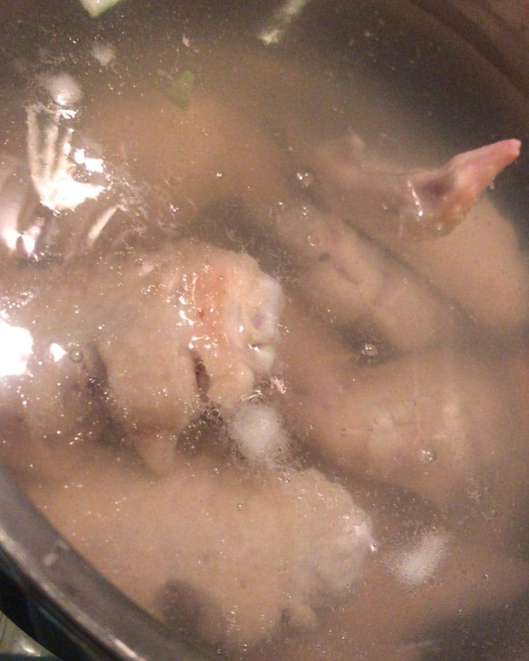 増田有華さんのインスタグラム写真 - (増田有華Instagram)「＊ 変態な料理を上手く作れるようになりたくて とりあえず思いついた鶏白湯スープを作ってみることに。 どこに持っていくでも店を出すでもないけどやってみた。 めちゃめちゃ楽しかった。 ハンドブレンダーで手羽の細かい骨がガリガリ砕けていくのが、なんとももう気持ちよかったです。  これで鶏白湯鍋します！！ ＊ #増田飯ぃ #鶏白湯 #鶏白湯鍋 #鶏白湯スープ #食 #自炊 #おうちごはん #お家ご飯 #ひとりごはん #料理好き #体質改善 #cooking #cook #cooklife #smile #enjoy #beauty #eat #instagood #recipe #japanesegirl」1月13日 22時57分 - masuyuka_official