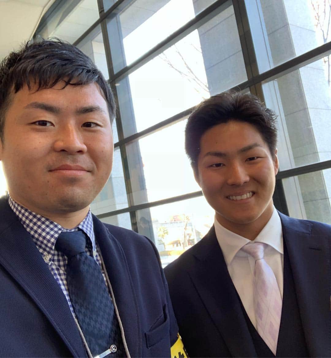 片山真人のインスタグラム：「富士市の成人式に出席した 埼玉西武ライオンズの鈴木将平選手。下田市での秋山翔吾選手率いる秋山組自主トレで身体を追い込む中、「楽しんでこい！」と成人式に送り出されました。 勝負の3年目。静岡朝日テレビで1月18日（金）18時15分からの県内ニュースで鈴木将平選手特集を放送します！ぜひ！ #seibulions #埼玉西武ライオンズ #静岡高校 #高校野球 #プロ野球 #鈴木将平 #静岡朝日テレビ  #静岡朝日テレビ見てね #富士市 #富士市成人式 #成人式」