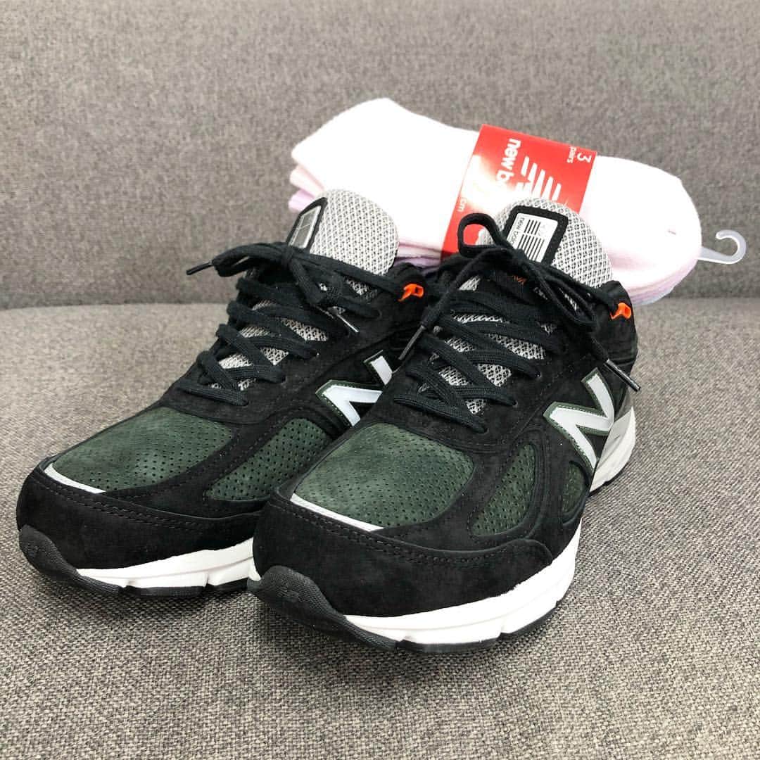 のインスタグラム：「本日購入したスニーカー  new balanceの990v4 と 娘へのソックス  #newbalance #990v4  #nb990v4  #履き心地最高」