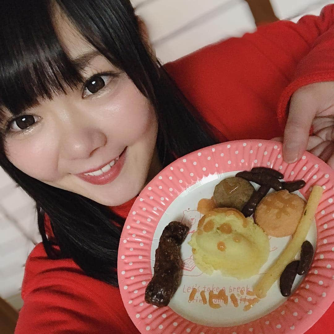 五比桐美憂のインスタグラム：「りりかちゃんからの急な呼び出しにいってみたら！！リビング組からのプレゼント🎁 ハピバデを歌ってくれたw  りりちゃん、さつきちゃん、ののあちゃん、りりかちゃんありがとう😊😊美味しくいただきます！！ #お誕生日 #プレゼント #手作り」