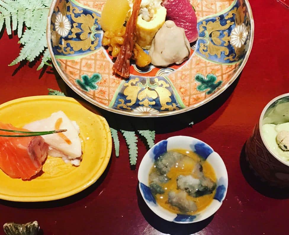 小林かなさんのインスタグラム写真 - (小林かなInstagram)「尊敬する日本美の伝道師、 @ginza.shintaro さん主催の 新年会を京都にて。 . @washoku_san の 素晴らしい器とお料理、 慎太郎さんの行き届いた おもてなしに 学ぶことだらけの時間でした。 . 舞妓さん、芸妓さんの美しいことといったら！！ . #あることがたし #京都 #六条河原院讃」1月13日 15時11分 - kana__kobayashi