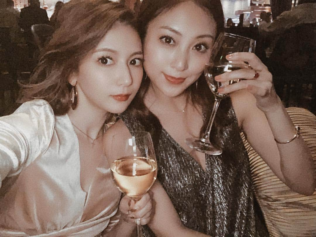 仲村美香さんのインスタグラム写真 - (仲村美香Instagram)「ワイン飲み終わったら 次の写真になった。笑笑 Las Vegas楽しー🤣🤣🤣❤️ 毎日オシャレしてドレス着れるから嬉しい🤤♡ ・ ・ ・ #みかなつ#旅#trip#ドレス#dress#ドレスアップ#セルフィー#selfie#LasVegas#vegas#ラスベガス」1月13日 15時04分 - mikapu0519