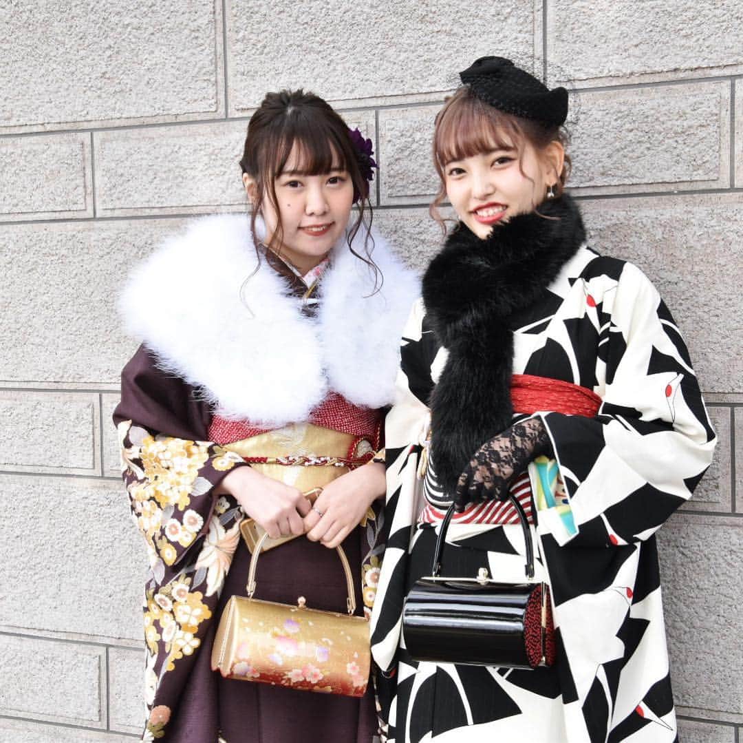おゝみのインスタグラム：「福島市成人式お写真②です✨ . ‪㊗️🎉ご成人おめでとうございます🥳🎊‬ . ‪福島市の成人式会場である国体記念体育館で‬ ‪ご成人の方の撮影させていただきました📸✨‬ ‪ありがとうございます(*´▽`人)❤‬ . お写真はきものおおみのTwitterにもアップ済みです‼️ ぜひそちらもご覧下さい(*^^*)♪ - - - - - - - - -▷◁.｡ ‪#成人式 #成人式ヘア #成人式振袖 #平成最後の成人式 #振袖 ‬#ママ振 #着回し #古典 #レトロ #着物 #きもの #呉服 #着物女子 #着物コーデ #着物リメイク #日本髪 #20歳 #二十歳 ‪#きものおおみ #おおみグループ #イオン福島店3階‬ #福島市 #福島 #国体記念体育館」